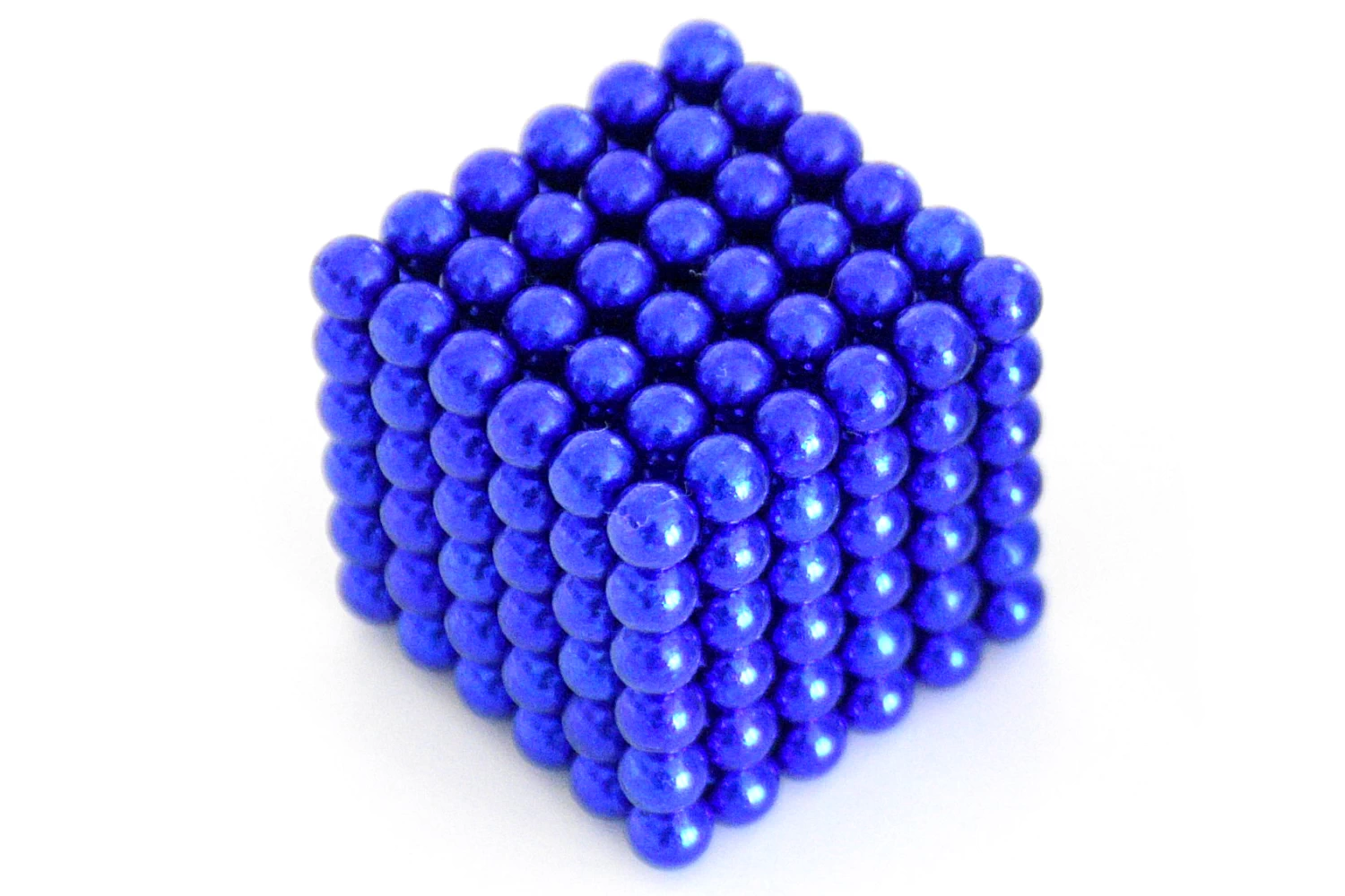 Cube au puissant magntisme bleu