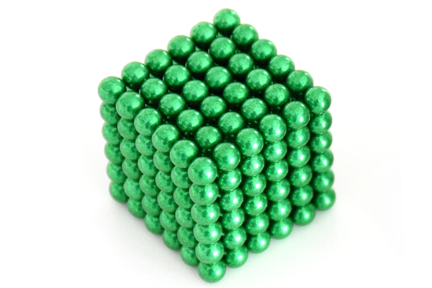 Cube au puissant magntisme vert
