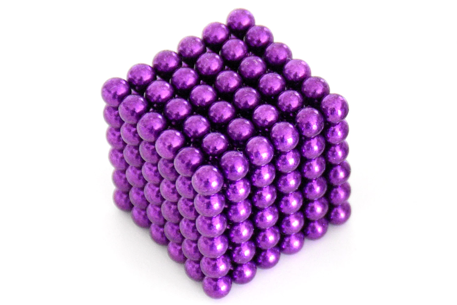 Cube au puissant magntisme violet